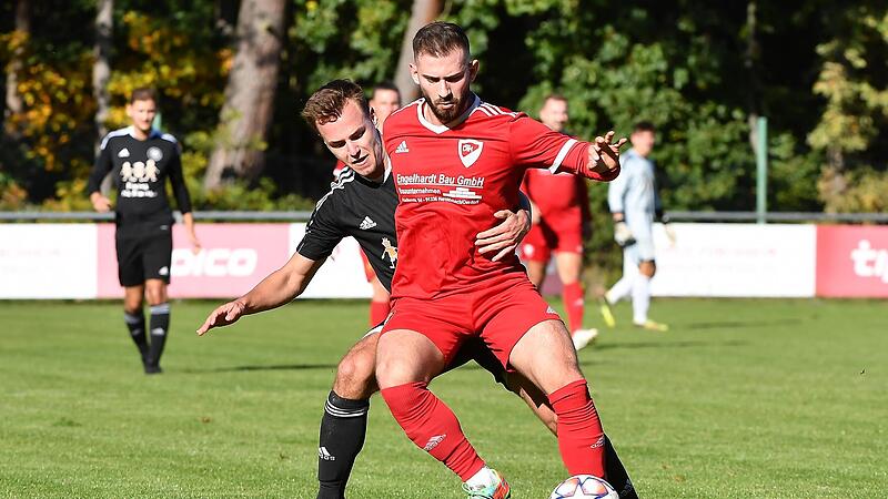 Guiseppe Pileio (vorne) und der SC Oesdorf mussten sich Kalchreuth knapp geschlagen geben.Forchheim & Fränkische Schweiz Guiseppe Pileio (vorne) und der SC Oesdorf mussten sich Kalchreuth knapp geschlagen geben.Forchheim & Fränkische Schweiz
