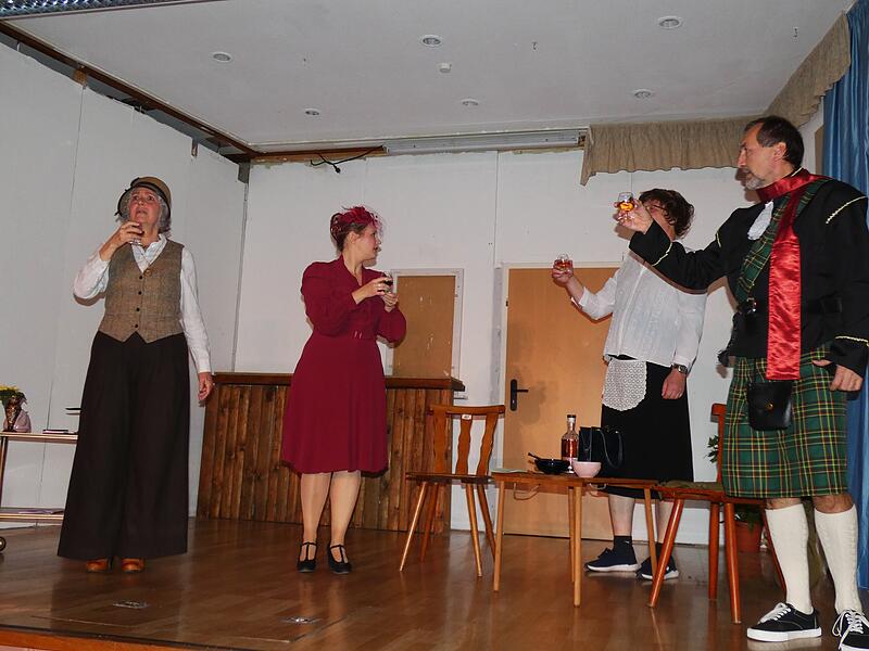Die Darsteller der Komödie „Theater, Theater“ wurden mit „Standing Ovations“ verabschiedet: Von links Barbara Wunsch. Mona-Isabelle Aurand, Thorsten Neukam und Gerd Kammerer.
