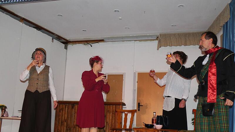 Die Darsteller der Komödie „Theater, Theater“ wurden mit „Standing Ovations“ verabschiedet: Von links Barbara Wunsch. Mona-Isabelle Aurand, Thorsten Neukam und Gerd Kammerer.