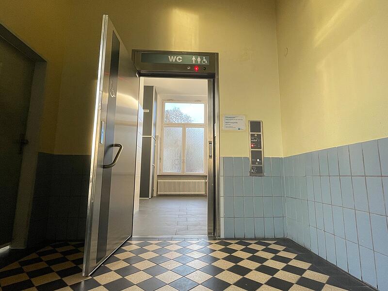 Die Toilettenanlage am Bahnhof Bad Kissingen wurde erneuert und ist nach drei Jahren wieder geöffnet. Die Toilettenanlage am Bahnhof Bad Kissingen wurde erneuert und ist nach drei Jahren wieder geöffnet.