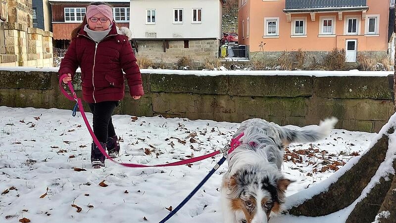 Josefin &uuml;bt, mit Elly an der Leine zu laufen. Ganz alleine kann sie das noch nicht.