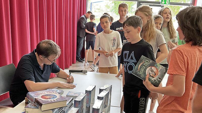 Benedict Mirow signiert seine Bücher. Benedict Mirow signiert seine Bücher.