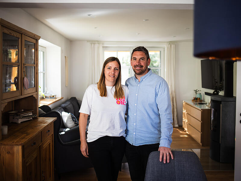 Verena und Bastian Ender in ihrem Haus in Hallstadt. In K&uuml;rze werden sie hier ausziehen.