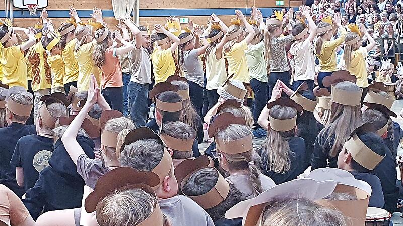 Die Sch&uuml;ler der Anton-W&ouml;lker-Grundschule verwandelten die Aischtalhalle eine Stunde lang in die Savanne Afrikas.
