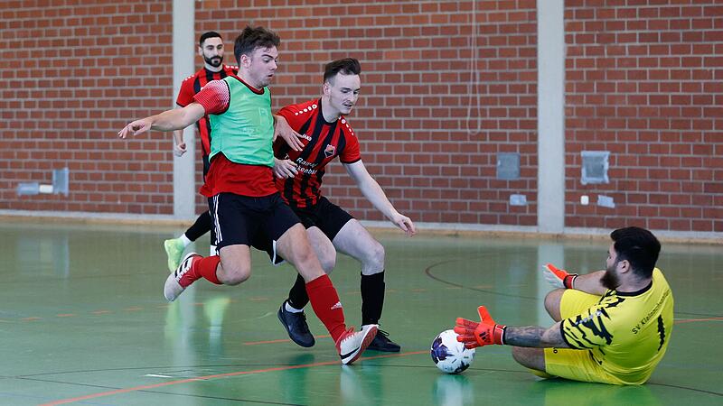 Szene aus dem Vorturnier in Unterpleichfeld im vergangenen Jahr: Jona Gramer (links) vom SV Altfeld kommt vor Tim Michel vom SV Kleinochsenfurt an den Ball, doch Kleinochsenfurts Torwart Mahir Bucak kann dessen Schuss halten.