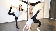 Akrobatisch, flexibel und zuversichtlich: Vanessa Sitzmann (links) , Monika Slavickova (kopfüber an der Trainingsstange) und Marie Torba sind die drei Studio-Gründerinnen des neu eröffneten „Pole Loft“ in Forchheim.Forchheim & Fränkische Schweiz
