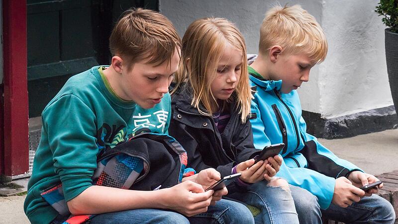 Chatten, Nachrichten lesen und Videos anschauen &ndash; Bereits im Kindesalter verbringen Handybesitzer t&auml;glich Stunden an ihrem Bildschirm.
