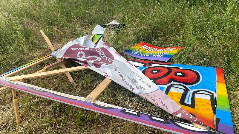 Am Samstag ist CSD in Coburg. Sprayer Alex hat für den Wagen Plakate hergestellt, doch die wurden nun Opfer offenbar von queerfeindlichen Angriffen. Am Samstag ist CSD in Coburg. Sprayer Alex hat für den Wagen Plakate hergestellt, doch die wurden nun Opfer offenbar von queerfeindlichen Angriffen.