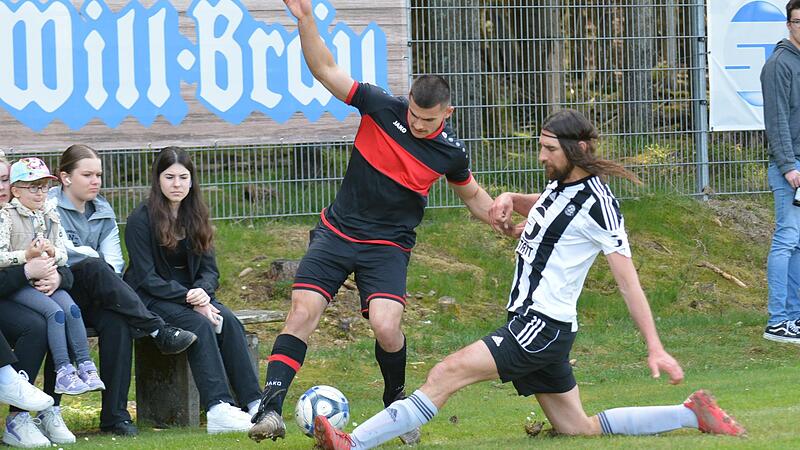 Ein vielleicht großer Schritt gelingt dem TSV Volkers mit Markus Brust (rechts) in Sachen Aufstiegsrelegation gegen die SG Hammelburg/Fuchsstadt II um Deniz Türker nach dem klaren 3:0-Heimerfolg. Ein vielleicht großer Schritt gelingt dem TSV Volkers mit Markus Brust (rechts) in Sachen Aufstiegsrelegation gegen die SG Hammelburg/Fuchsstadt II um Deniz Türker nach dem klaren 3:0-Heimerfolg.