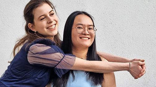 Das &bdquo;Duo Mirage&ldquo; mit Evgeniya Povolotskaya und Sonja Wang spielt im Kuppelsaal des Dorint Resort & Spa.