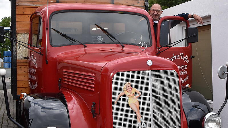 Walter Dre&szlig;ler hat seinen Oldtimer zum Viehtransporter umgebaut