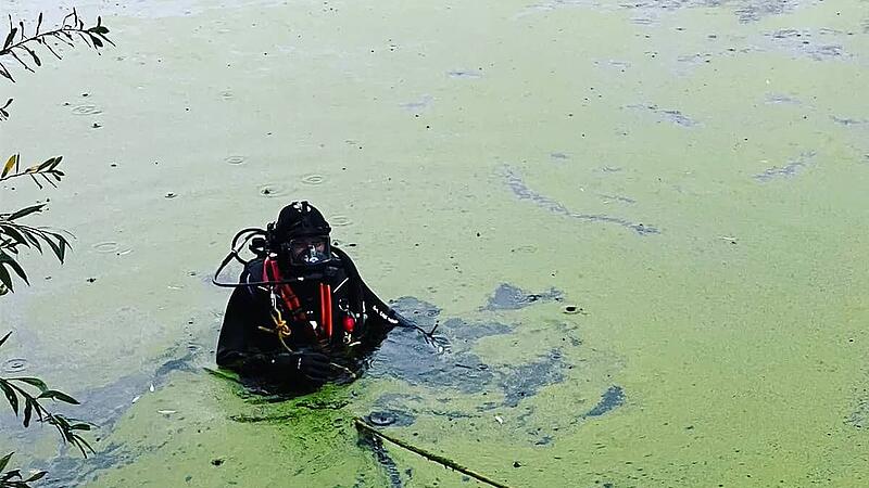Taucher suchen den Autoschlüssel nach einem Unfall.Forchheim & Fränkische Schweiz