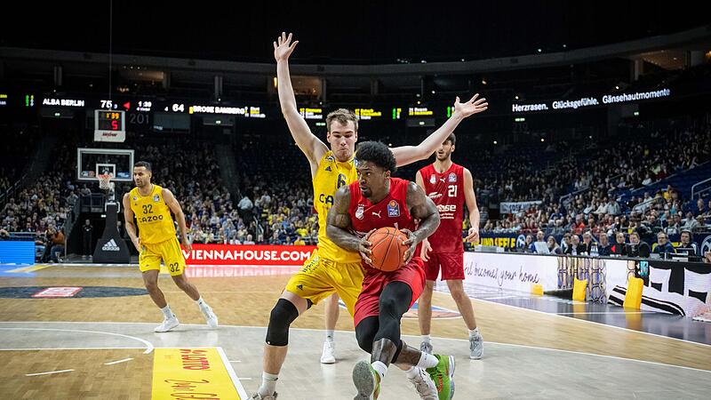 Brose-Aufbauspieler Patrick Miller l&auml;sst sich auf dem Weg zum Korb vom Berliner Malte Delow nicht stoppen.