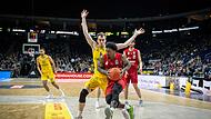Brose-Aufbauspieler Patrick Miller lässt sich auf dem Weg zum Korb vom Berliner Malte Delow nicht stoppen.