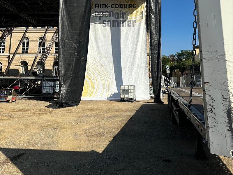 HUK-Coburg-Open-Air-Sommer 2024: Aufbau der Bühne auf dem Schlossplatz