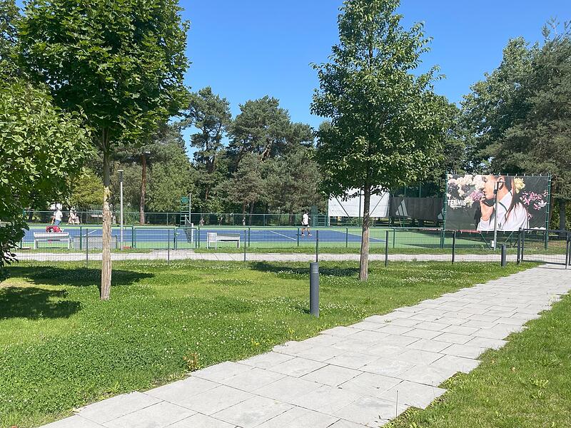 Der Tennisplatz auf dem Adidas Campus in Herzogenaurach.