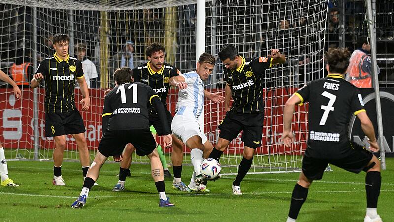 Der Bayreuther Edwin Schwarz (rechts) versucht im Sechzehner gegen den Münchner Angreifer Florian Niederlechner zu klären. Der Bayreuther Edwin Schwarz (rechts) versucht im Sechzehner gegen den Münchner Angreifer Florian Niederlechner zu klären.