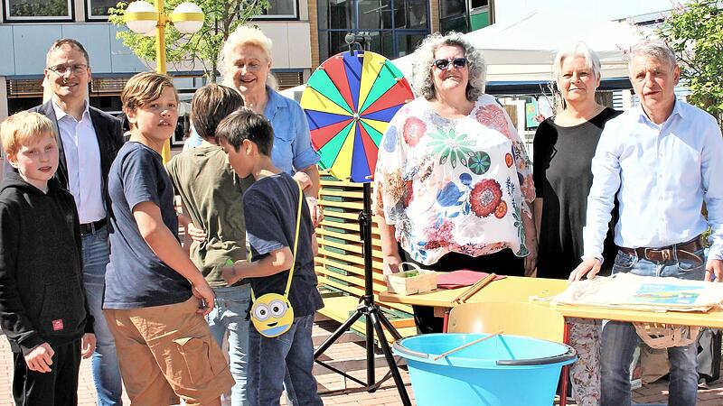 Der Förderverein lud zum Glücksrad und Angelspiel ein. Der Förderverein lud zum Glücksrad und Angelspiel ein.