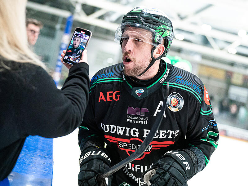 Pre-Play-offs, und das auch noch mit Heimrecht: Jake Fardoe machte mit seinem Siegtor kurz vor Schluss das H&ouml;chstadter Gl&uuml;ck am Freitagabend perfekt. Ab Sonntag kommt F&uuml;ssen zu Spiel 1.