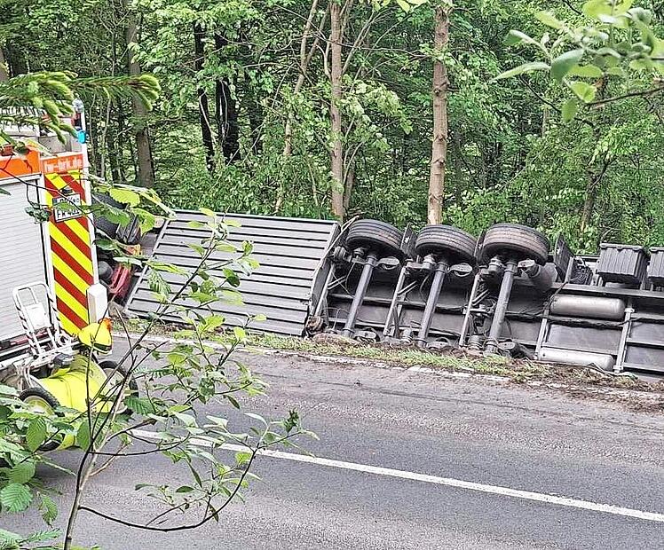 Ein Lastwagen ist zwischen Bad Br&uuml;ckenau und Staatsbad eine B&ouml;schung heruntergefahren und umgekippt.