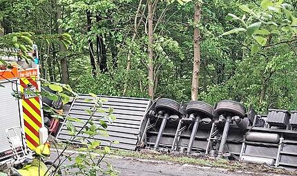Ein Lastwagen ist zwischen Bad Br&uuml;ckenau und Staatsbad eine B&ouml;schung heruntergefahren und umgekippt.