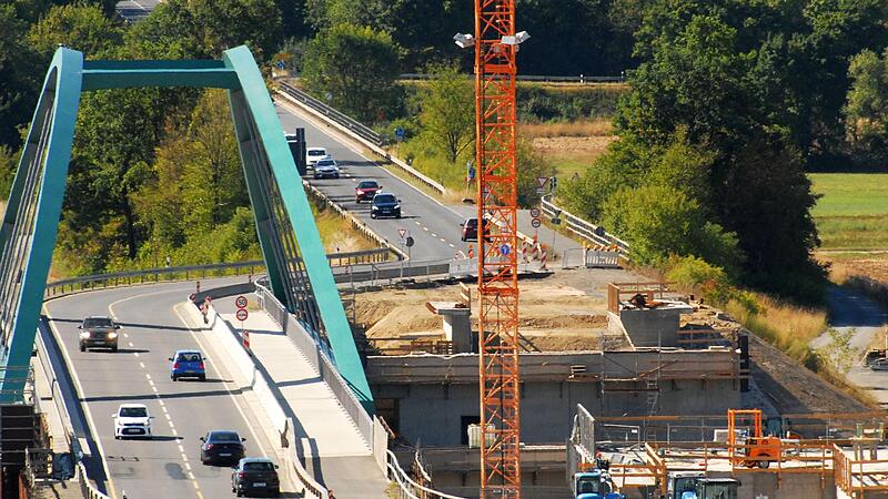 Die neue Br&uuml;cke, &uuml;ber die der Verkehr seit Monaten behelfsm&auml;&szlig;ig rollt, wird an ihren &bdquo;richtigen&ldquo; Platz geschoben &ndash; rund 30 Meter nach Westen (rechts).