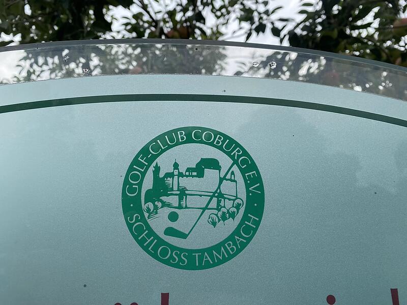 Der Golf-Club Coburg hat zwar als Namenszusatz &bdquo;Schloss Tambach&ldquo;. Denn der Golfplatz liegt dort gleich in der Nachbarschaft. Beim Logo hat man sich dennoch f&uuml;r die mehrere Kilometer entfernte Veste entschieden.