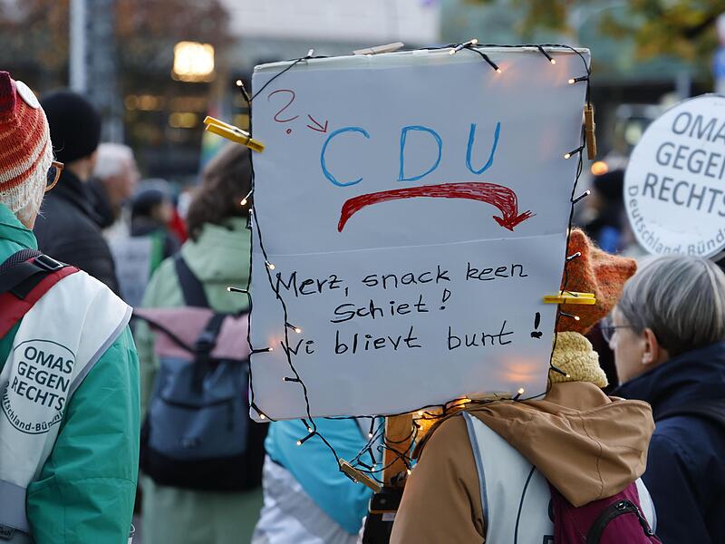 Teilnehmer der Kundgebung «#UnserStadtbildIstBunt«  gehen durch die Kieler Innenstadt gegen die  Äußerungen des Bundeskanzlers zum Stadtbild in Deutschland, zu Abschiebungen und Töchtern.