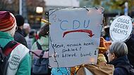 Teilnehmer der Kundgebung «#UnserStadtbildIstBunt«  gehen durch die Kieler Innenstadt gegen die  Äußerungen des Bundeskanzlers zum Stadtbild in Deutschland, zu Abschiebungen und Töchtern.