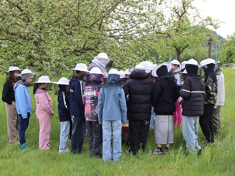 Die Klasse 5a in voller Schutz-Ausr&uuml;stung.