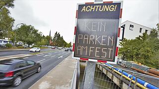 Annafestbesucher ignorieren oft die Hinweise zum Parken rund um das Festgelände. Das erzeugt Probleme.Forchheim & Fränkische Schweiz