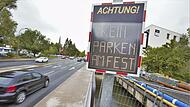 Annafestbesucher ignorieren oft die Hinweise zum Parken rund um das Festgelände. Das erzeugt Probleme.Forchheim & Fränkische Schweiz