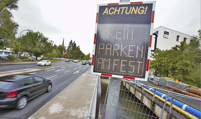 Annafestbesucher ignorieren oft die Hinweise zum Parken rund um das Festgel&auml;nde. Das erzeugt Probleme.Forchheim & Fr&auml;nkische Schweiz