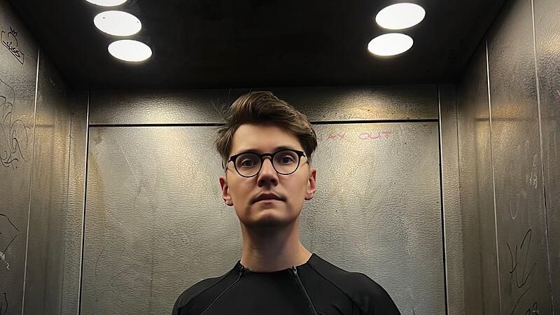 Christian Schmelzer, 37 Jahre, lebt in Berlin Prenzlauer Berg. Zusammen mit Erik Nitschke und Frederik Merz betreibt er die Produktionsfirma RaveMaker.