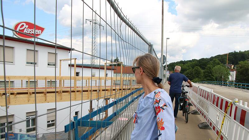 Während des Umbaus der Forchheimer Piastenbrücke müssen Fußgänger und Radfahrer künftig über eine Behelfsbrücke – Kritiker haben Bedenken wegen der Sicherheit.Forchheim & Fränkische Schweiz