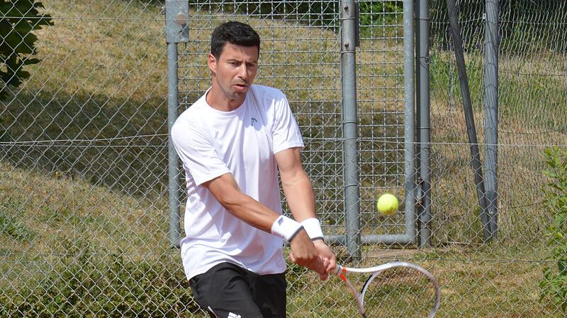 Der Maßbacher Mikal Tmyl gewann sein Match der Herren 30 ebenso wie seine Teamkollegen und feierte einen klaren Erfolg gegen Bad Kissingen. Der Maßbacher Mikal Tmyl gewann sein Match der Herren 30 ebenso wie seine Teamkollegen und feierte einen klaren Erfolg gegen Bad Kissingen.
