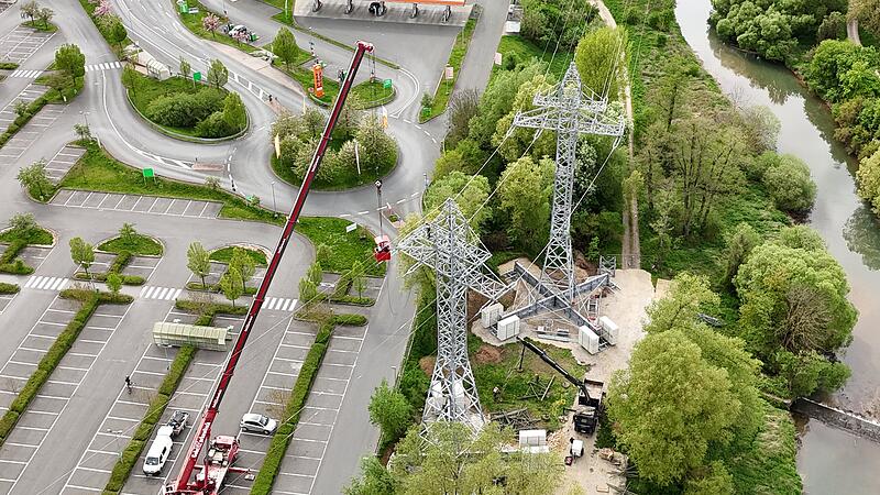 Spektakuläre Bilder von oben: Wie hier am Globus in Forchheim baut die Bayernwerk Netz GmbH regelmäßig ihre Leitungen.