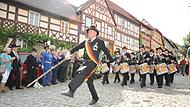 Der Parademarsch in der Altstadt gehört zu den sehenswerten Höhepunkten des alljährlichen Pfingstauszugs der historischen Königsberger Bürgerwehr. Hier marschiert Erich Barfuß im Jahr 2014 im Stechschritt den Salzmarkt hinab.
