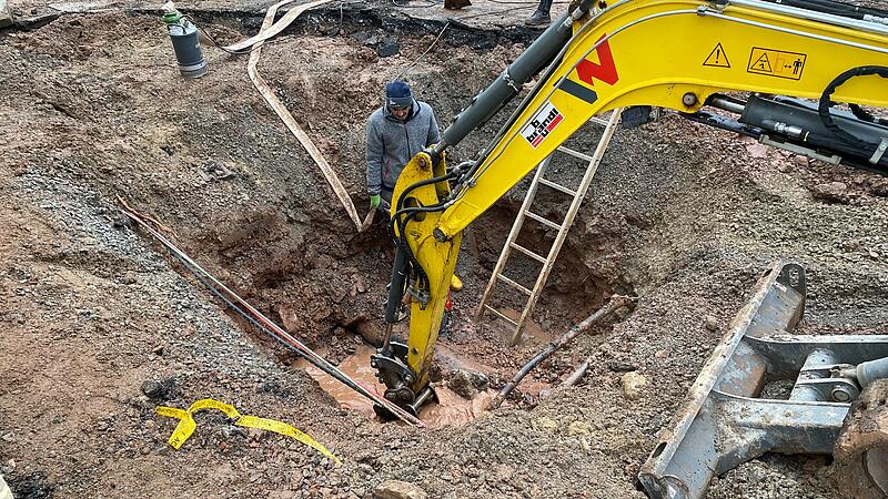 Die Arbeiten zur Beseitigung des Wasserrohrbruchs sind  in der M&uuml;nchner Stra&szlig;e und der Hartmannstra&szlig;e  von Bad Kissingen sind in vollem Gang.