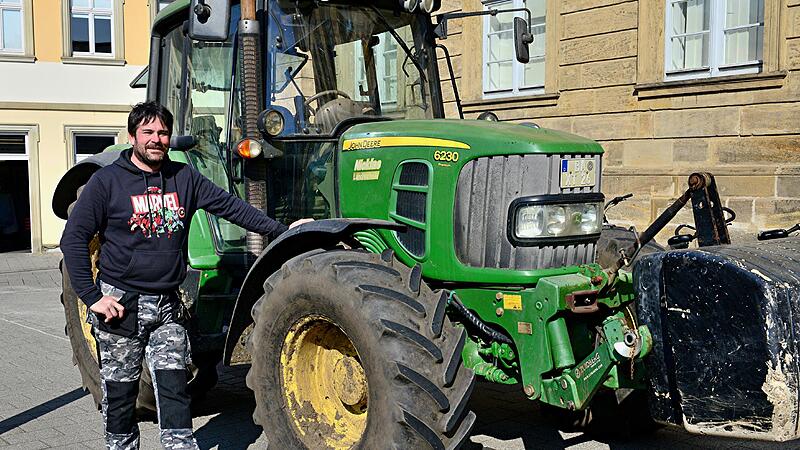 Landwirt Christian Besler demonstriert vor dem Bamberger Rathaus für den Erhalt des Schlachthofs.