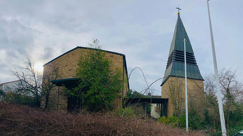 Von Dornen umrankt und schon ein bisschen eingewachsen: Die katholische Kirche "Maria Hilf" in Rüdenhausen liegt im Dornröschenschlaf.
