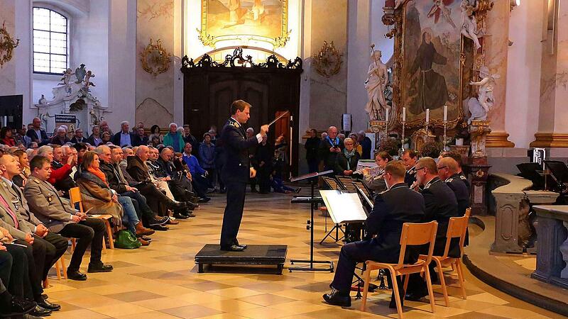 Das Luftwaffenmusikkorps Erfurt unter der Leitung von Oberstleutnant Tobias Wunderle gastierte in der voll besetzten Wallfahrtsbasilika Vierzehnheiligen. Das Luftwaffenmusikkorps Erfurt unter der Leitung von Oberstleutnant Tobias Wunderle gastierte in der voll besetzten Wallfahrtsbasilika Vierzehnheiligen.