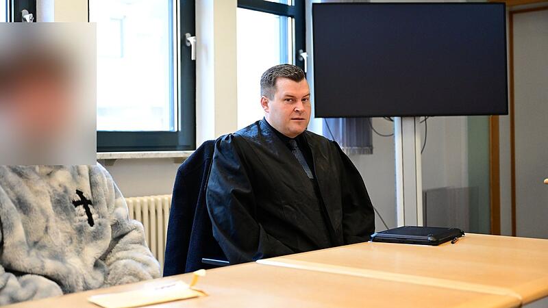 Der Angeklagte und sein Strafverteidiger Klaus Neukam aus Bamberg