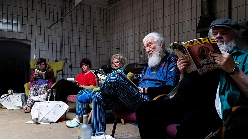 Endstation Theater: Die unwiderrufliche letzte Premiere des Landestheaters in dieser Spielzeit fand im &bdquo;Theater im Steinweg&ldquo; statt, der ehemaligen Hofschlachterei Schlick. Auf dem Programm: Ken Campbells skurrile Mini-Dramen unter dem Namen &bdquo;Mr. P...