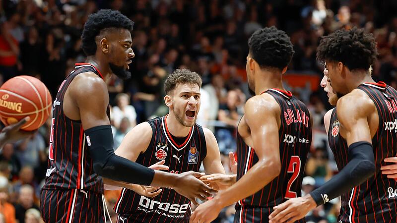 Viel Redebedarf gab es bei den Bambergern um (von links) EJ Onu, Kevin Wohlrath, Zach Copeland, Trey Woodbury (verdeckt) und Justin Gray nach der herben Niederlage in Chemnitz.