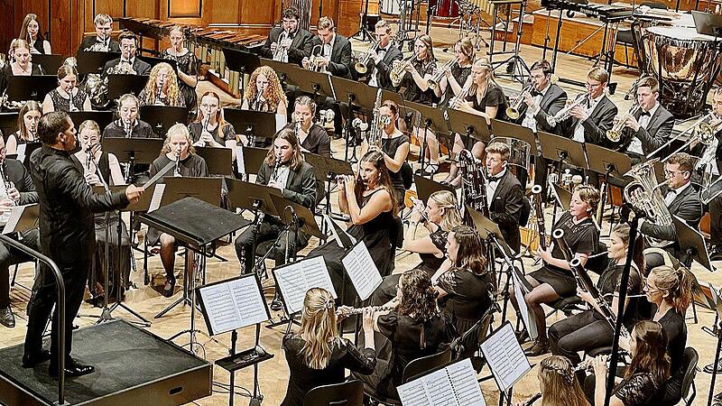 Dirigent Franco H&auml;nle und das Jugend Blasorchester des Nordbayerischen Musikbundes