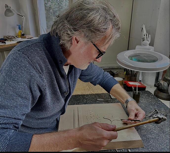 Tom Haydn beim Ziselieren in seinem Atelier