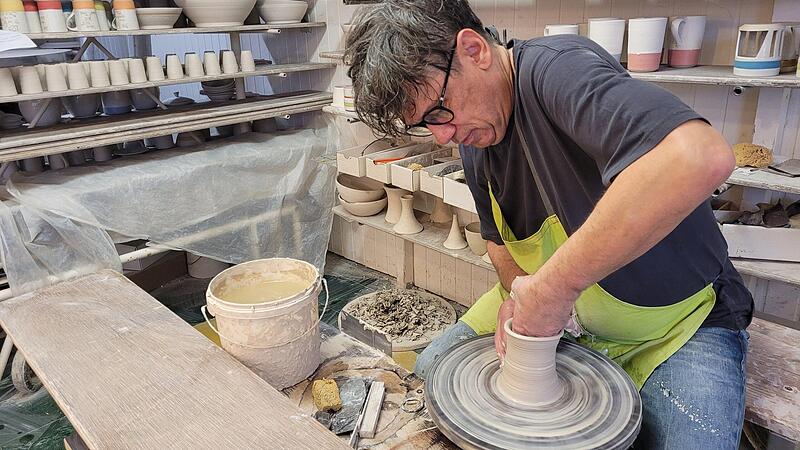 Der Thurnauer T&ouml;pfermeister Bernhard No&euml; fertigt in seiner Werkstatt Gebrauchskeramik, die er am Weihnachtsmarkt im Unteren Schlosshof anbieten wird.