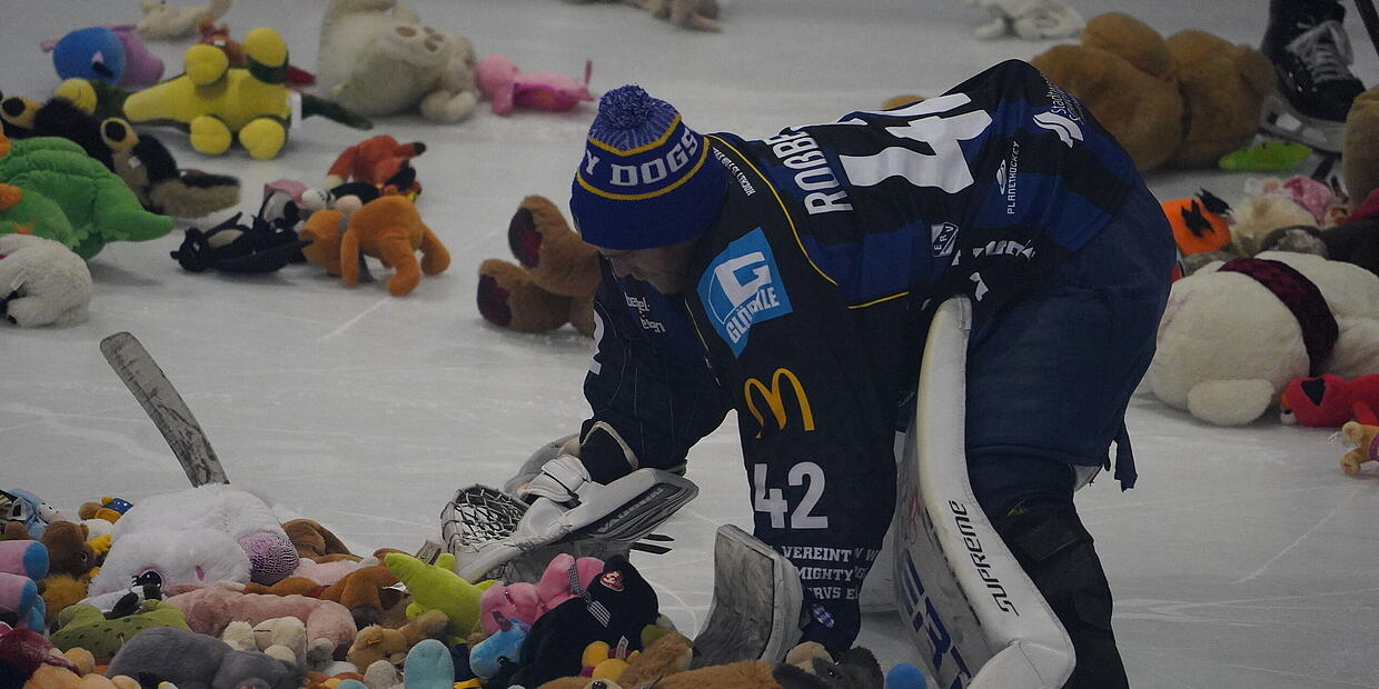 Teddy bear shower and ice spectacle at the Schweinfurt Icedome