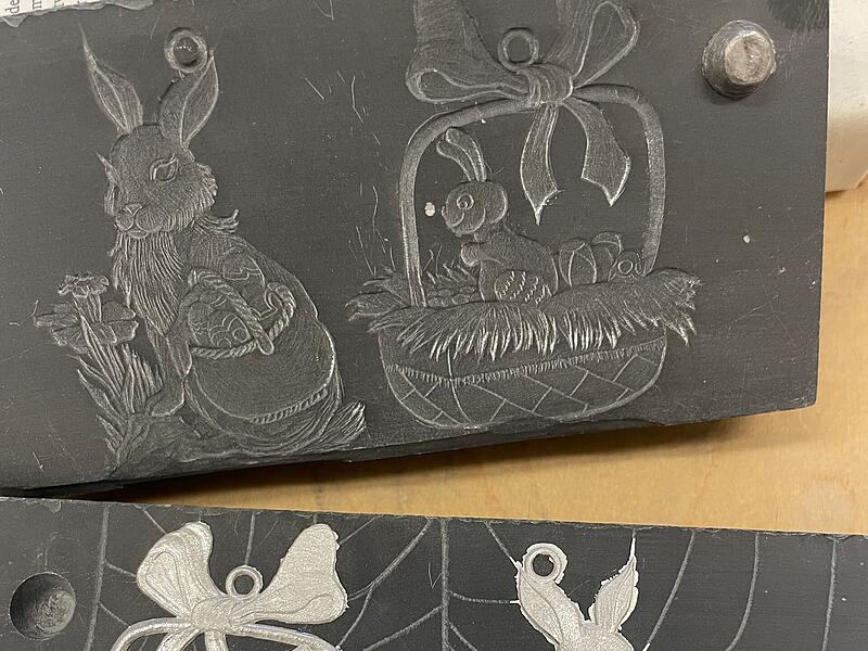 Diese Anh&auml;nger k&ouml;nnen Gro&szlig; und Klein im Rahmen der Kulmbacher Osterwerkstatt auf der Plassenburg am Ostermontag nach Herzenslust bemalen.